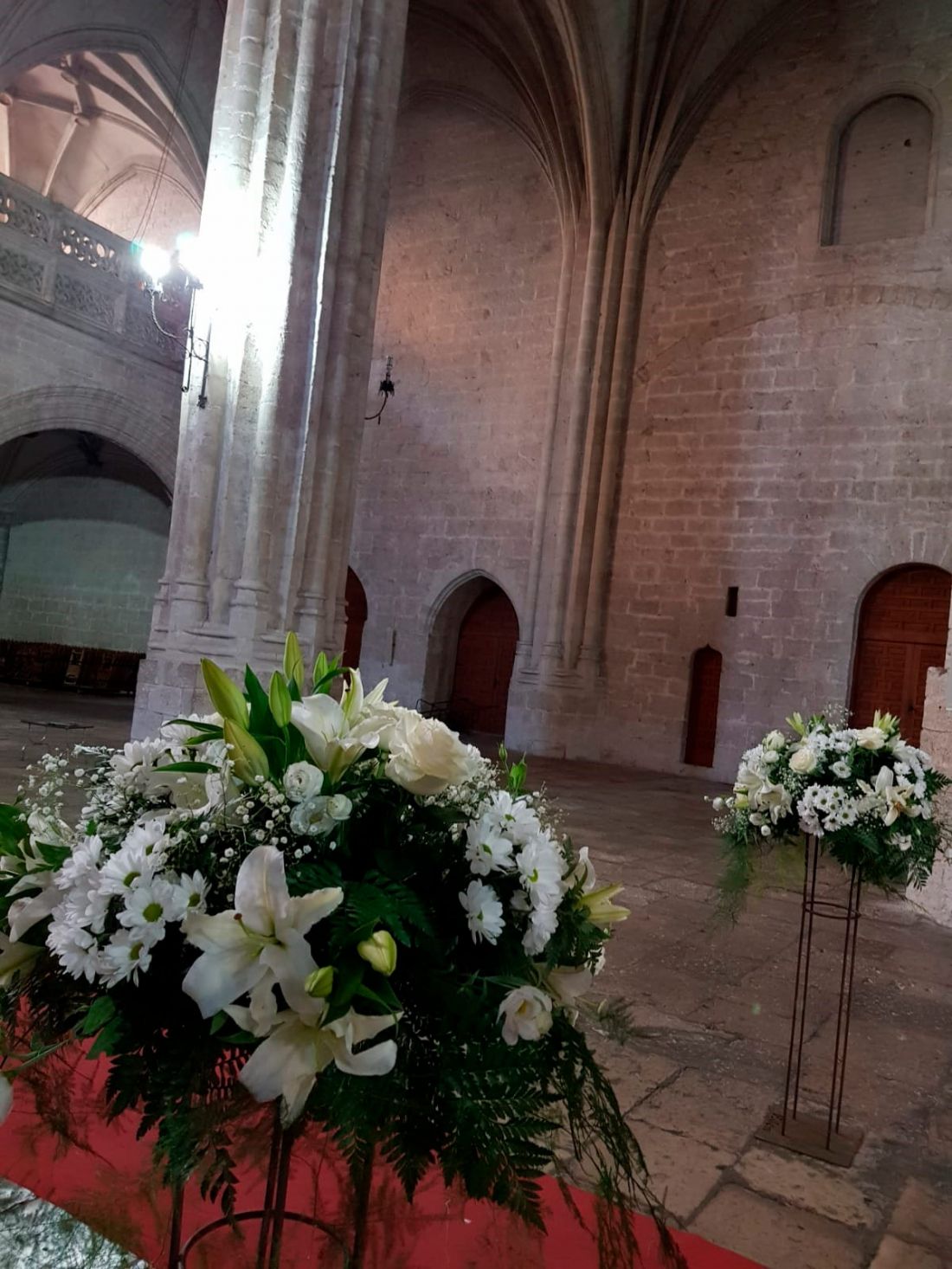 Decoración floral en iglesias