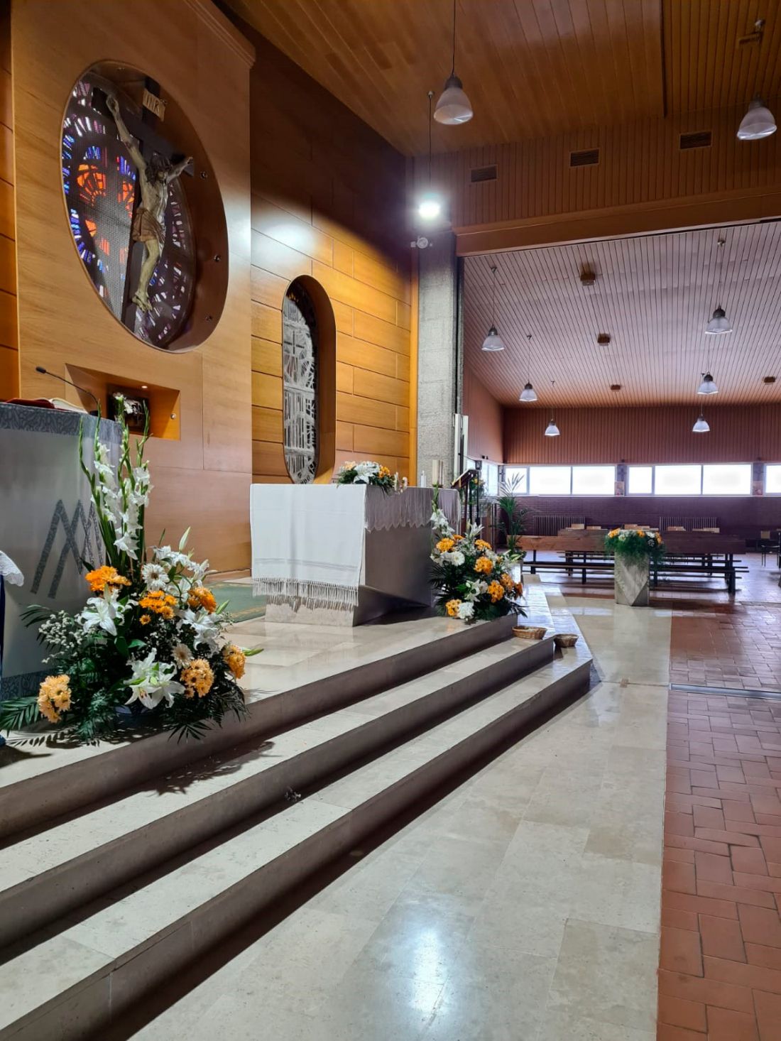 Decoración floral en iglesias