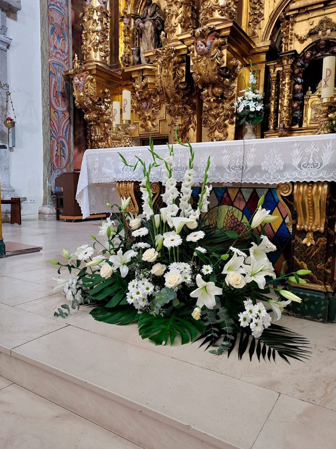 Decoración floral en iglesias